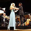 Die erst 18-jährige Violin-Solistin Sara Schlumberger-Ruiz und Nachwuchs-Dirigentin Yeo Ryeong Ahn.