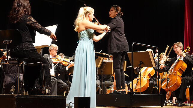 Die erst 18-jährige Violin-Solistin Sara Schlumberger-Ruiz und Nachwuchs-Dirigentin Yeo Ryeong Ahn.