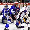 Nach einem Revanchefoul beim Spiel gegen die Eisbären Berlin hatte Schwenningens Verteidiger Christopher Fischer (Mitte) noch Glück, ...