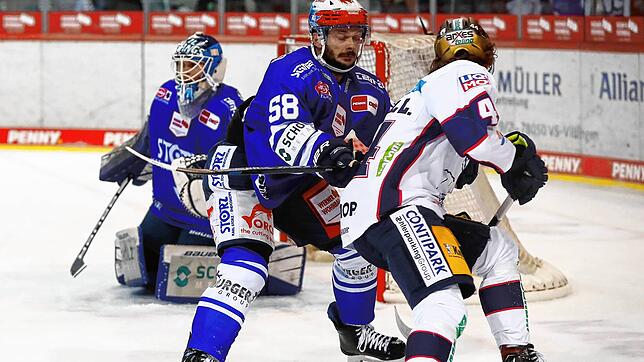 Nach einem Revanchefoul beim Spiel gegen die Eisbären Berlin hatte Schwenningens Verteidiger Christopher Fischer (Mitte) noch Glück, ...