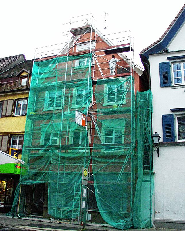 Im September 2002 nahm die neue Fassadengestaltung an der Vorderfront zur Hauptstraße hin Form oder genauergesagt Farbe an.