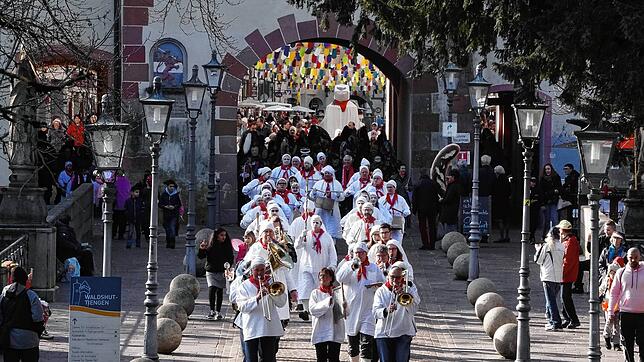 Die Straßenfasnacht in Waldshut, hier ein Foto vom Kinderumzug der Geltentrommler am letztjährigen Schmutzigen Donnerstag, ist wegen der ...