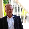 Überlingens Oberbürgermeister Jan Zeitler vor dem neuen Sportzentrum der Stadt.