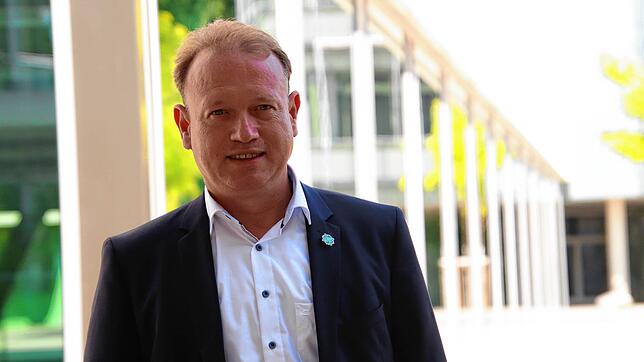Überlingens Oberbürgermeister Jan Zeitler vor dem neuen Sportzentrum der Stadt.