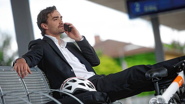 Wer viel mobil arbeitet, braucht in der Regel auch ein Diensthandy. Das gibt ihm der Arbeitgeber.