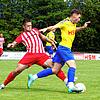 Timo Senn (rechts) von der SpVgg F.A.L. im Duell mit Tobias Schuhmacher (FV Walbertsweiler-Rengetsweiler).