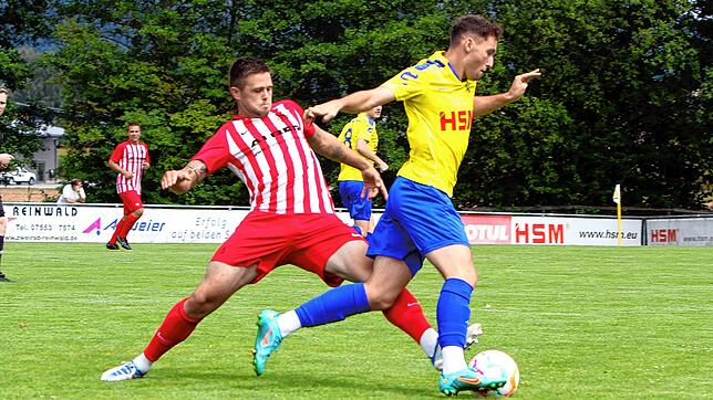Timo Senn (rechts) von der SpVgg F.A.L. im Duell mit Tobias Schuhmacher (FV Walbertsweiler-Rengetsweiler).
