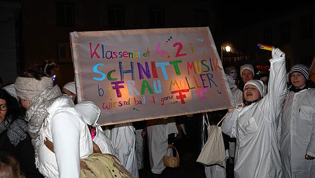 Bild 19: Schmotziger Dunschtig: Ho Narro! Im Schlafgewand geht&lsquo;s durch die Altstadt