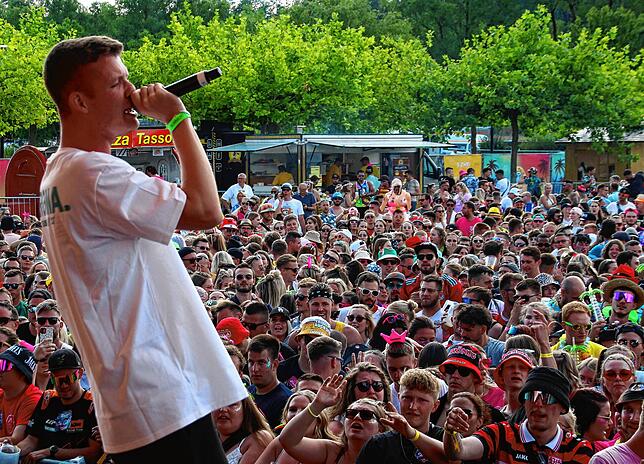 Der 25-jährige Julian Sommer sorgt für Stimmung und die Menge macht bei seinem größten Hit, „Dicht im Flieger“ textsicher ...