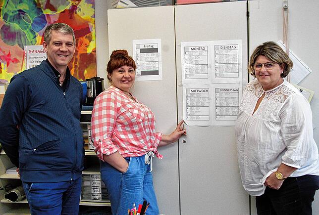 Sie versuchen im Juni 2023 alles, damit ihre 50 Schüler schnell Deutsch lernen und einen Schulabschluss schaffen (von links): Vladimir ...
