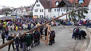 Unzählige Narren und Mäschgerle sind am Schmotziga im Schlosshof, um die Böcke bei ihrem Sturm aufs Rathaus von Stetten am kalten Markt ...