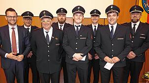 Ehrungen bei der Freiwilligen Feuerwehr Immenstaad (von links): Bürgermeister Johannes Henne freut sich mit Klaus Berger, Wolfgang ...
