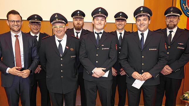 Ehrungen bei der Freiwilligen Feuerwehr Immenstaad (von links): Bürgermeister Johannes Henne freut sich mit Klaus Berger, Wolfgang ...