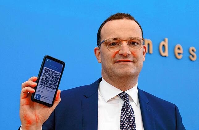 Jens Spahn präsentiert die neue CovPass App, in der künftig der persönlich digitale Corona-Impfnachweis abgespeichert werden kann.