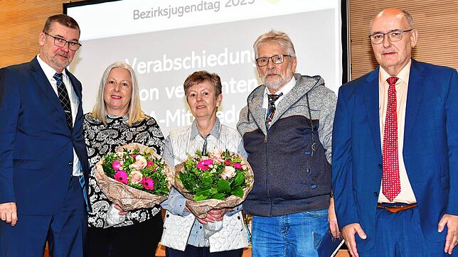 Abschied mit Blumen: Bezirksvorsitzender Uwe Sütterlin (rechts) verabschiedete beim Bezirksjugendtag in Albbruck die langjährig tätigen ...
