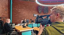 Die Fernsehkamera richtet sich auf einen 45-jährigen Mann, der in Überlingen in zwei Serien zahlreiche Autos zerkratzt und beschädigt ...