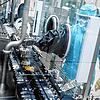 Ein Arbeiter steht an einer Abfüll- und Verschließanlage für pharmazeutische Produkte bei Takeda Pharmaceutical in Singen. Das ...