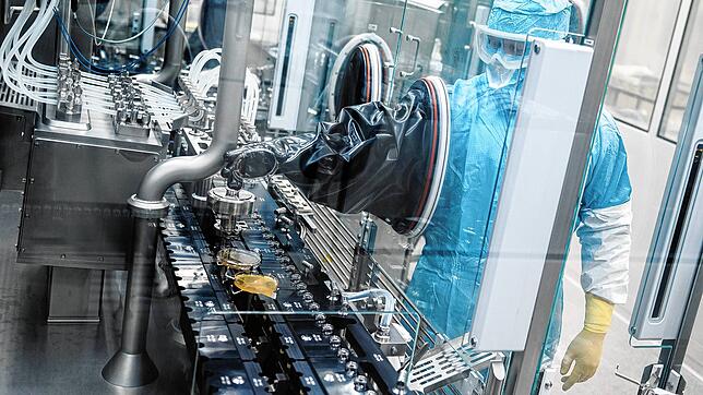 Ein Arbeiter steht an einer Abfüll- und Verschließanlage für pharmazeutische Produkte bei Takeda Pharmaceutical in Singen. Das ...