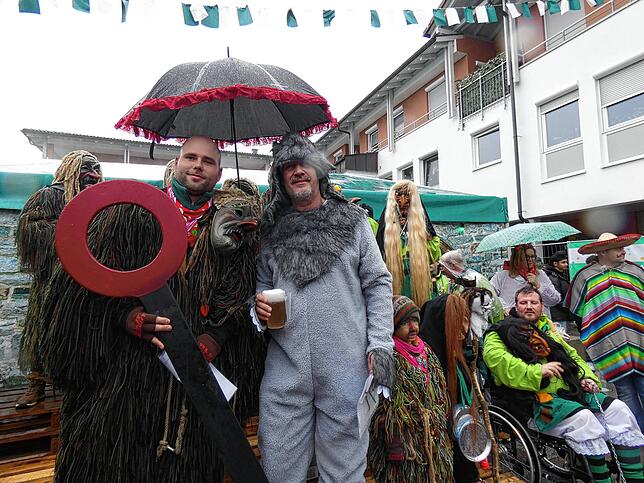 Zunftmeister Moritz Rotzinger entlockte dem Wolf aus Bernau mit einem kühlen Schluck den Rathausschlüssel, den Bürgermeister Stefan ...
