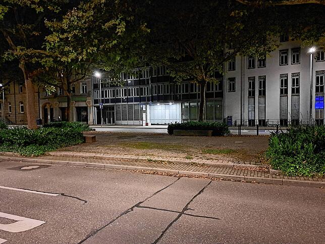 (Archivbild) Auf dem häufig geteilten Video soll angeblich zu sehen sein, dass der Gesuchte auf der Laube beim Bürgerbüro festgenommen ...