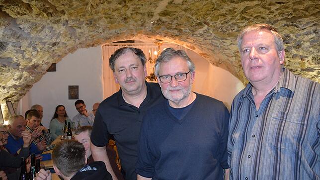 Kellermeister Dietmar Leipert, Obmann Markus Schonhardt und Vorsitzender Jürgen Reiske (von links) von der IG Weinbau in Herten freuen ...