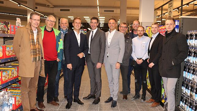 Aldi-Eröffnung vor dem ersten Verkaufstag (von links) die Gemeinderat Bertolt Wagner, Uwe Kaminski und Peter Rögle, ...