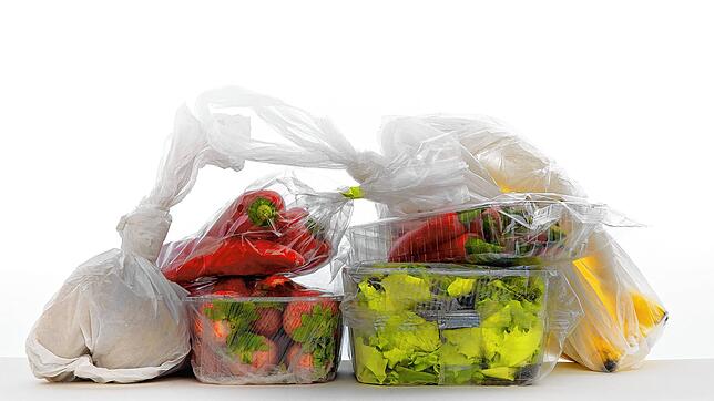 Alles einzeln in Plastik verpackt: Jeder sollte sich fragen, ob das unbedingt nötig ist. Bild: Schanes/ stock.adobe.com