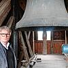 Für die berühmte Überlinger Osanna-Glocke, vor der Pfarrer Bernd Walter hier im Südturm des Münsters steht, müssen sich Heimatkundige ...