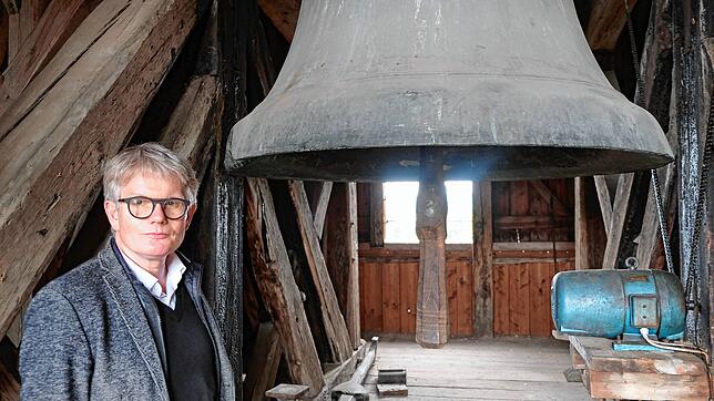 Für die berühmte Überlinger Osanna-Glocke, vor der Pfarrer Bernd Walter hier im Südturm des Münsters steht, müssen sich Heimatkundige ...