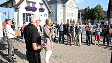 Landrätin Stefanie Bürkle und Projektmanger Thomas Blum bei einem Vor-Ort-Termin in Krauchenwies im vergangenen Sommer. Auch jetzt sind ...