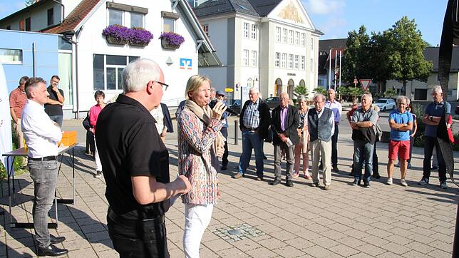 Landrätin Stefanie Bürkle und Projektmanger Thomas Blum bei einem Vor-Ort-Termin in Krauchenwies im vergangenen Sommer. Auch jetzt sind ...