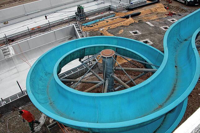 Unser Bild zeigt die alte Rutsche im Vordergrund sowie die Fundamente für die neue Wellenrutsche in direkter Nachbarschaft.