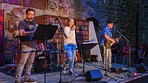 Mit einer bunten Mischung an Coversongs unterschiedlicher Genres und Epochen feiert die Band Red Bazz beim Konzert an der Ruine Waldau ...