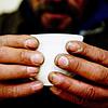 Ein obdachloser Mann hält eine wärmende Tasse. In Singen gibt es Hilfen für Menschen ohne eigene Wohnung. Bild: Sebastian Kahnert/dpa