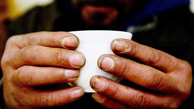 Ein obdachloser Mann hält eine wärmende Tasse. In Singen gibt es Hilfen für Menschen ohne eigene Wohnung. Bild: Sebastian Kahnert/dpa