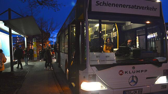 Es gibt wieder Beschwerden über den Schienenersatzverkehr zwischen Lindau und Friedrichshafen. Am Freitag kam der Bus mit Abfahrt 7.35 ...
