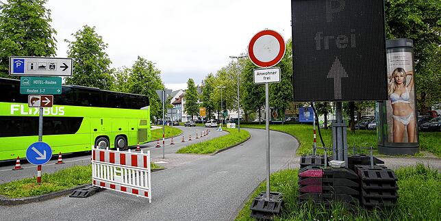 Das online Parkleitsystem in Konstanz hat eine Macke. Es signalisiert, es gäbe noch freie Parkplätze in der Innenstadt – ...