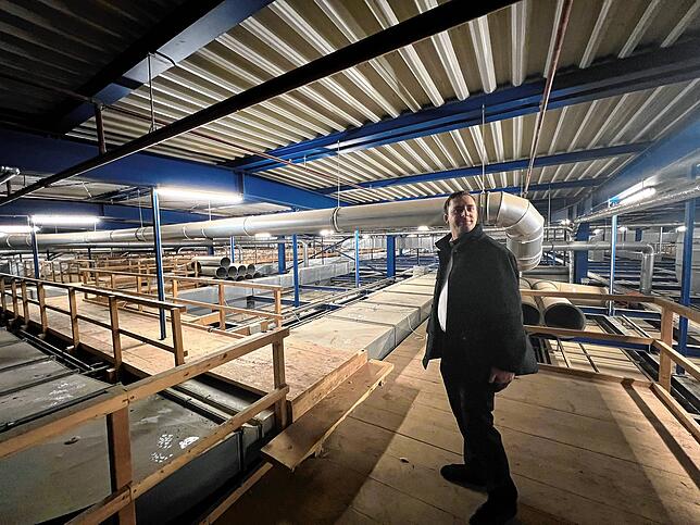 Unter dem Dach der Spinnerei 2 ist Maurice Sobiera unterwegs. Kein Detail wird bei der Digitalisierung ausgelassen.