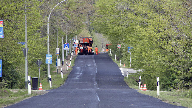 Nur wenige Minuten benötigt die Spezialmaschine, eine Fahrbahnseite der Peterzeller Straße auf rund 400 Metern mit einer Schicht ...