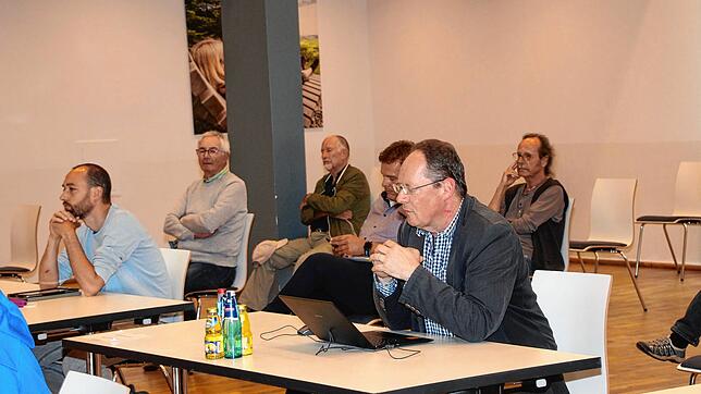 Zur Sondersitzung des Gemeinderats zum Thema Freibadöffnung in der Blumberger Stadthalle kommen auch mehrere Zuhörer. Unser Bild zeigt ...
