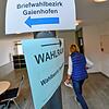 Eine Gaienhofener Bürgerin auf dem Weg in das Wahllokal im neuen Rathaus Gaienhofen. Bild: Gerald Jarausch