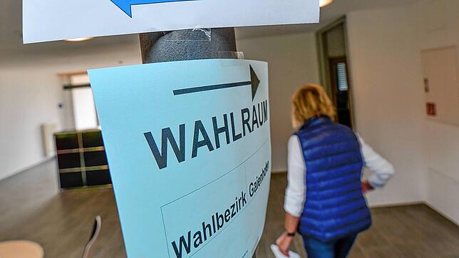 Eine Gaienhofener Bürgerin auf dem Weg in das Wahllokal im neuen Rathaus Gaienhofen. Bild: Gerald Jarausch