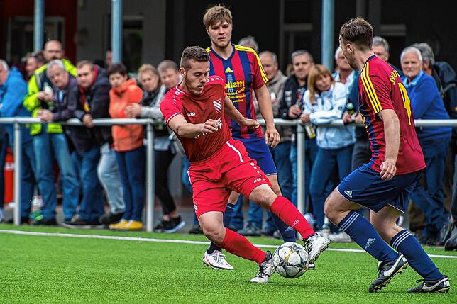 Aufsteiger: Tim Schmid (Mitte) traf für den FC Bergalingen beim 3:2-Sieg vor großer Kulisse zur 3:1-Führung gegen den SV Buch II. Nico ...