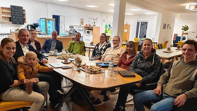 Sie ziehen eine positive Bilanz des Projekts &bdquo;Digitale Schule im Quartier&ldquo; (von links): Lotte Tröger mit Söhnchen Elias, ...