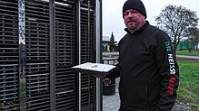 Innerhalb von 24 Stunden müssen die gekühlten Pizzen verzehrt sein: Bruno Vöhringer aus Oberteuringen, Inhaber des Pizza-Automaten an ...