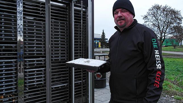 Innerhalb von 24 Stunden müssen die gekühlten Pizzen verzehrt sein: Bruno Vöhringer aus Oberteuringen, Inhaber des Pizza-Automaten an ...
