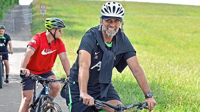 FC Liverpool im Trainingslager: Die Spieler fahren vom Öschberghof zum Trainingsgelände in Aasen. Trainer Jürgen Klopp mit Helm &ndash; ...