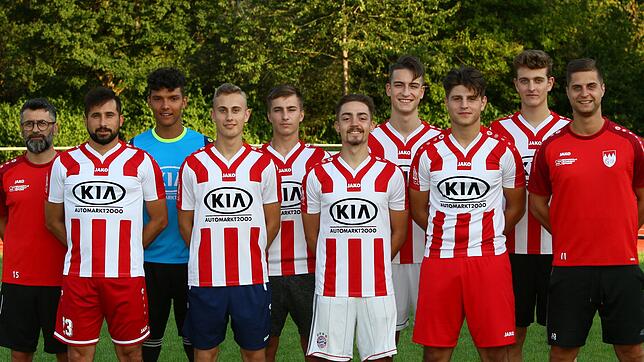 Viele neue Gesichter beim FC Tiengen 08: Der neue Trainer Michele Masi (links) und sein Assistent Matthias Hertweck (rechts) freuen sich ...