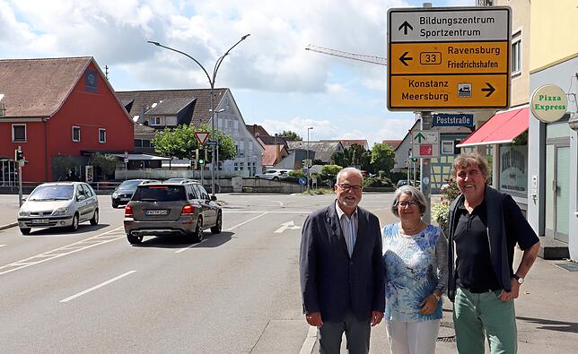 Die SPD, hier Norbert Zeller (von links), und die Grünen, hier Christa Hecht-Fluhr und Helmut Faden, wollen die Planung der ...