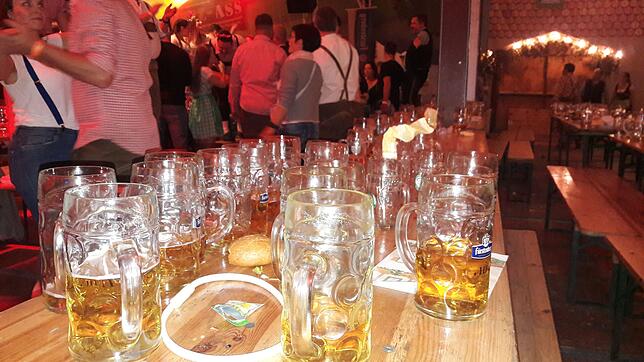 Im kleinen Zelt hatten einige Besucher gegen 23 Uhr offenbar genug von ihrem Bier. Auch das spricht gegen das Vorurteil des ...